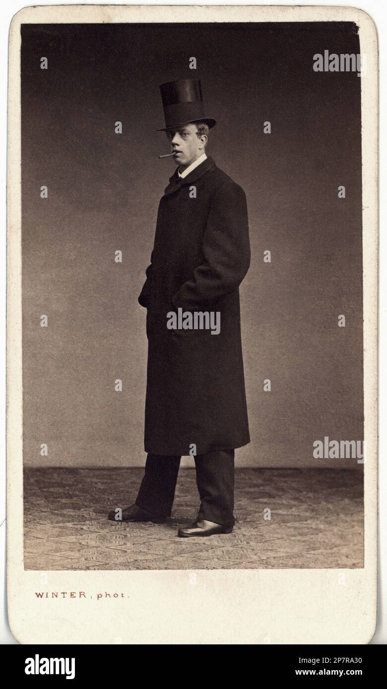 1880 ca :  The austrian kronprinz  LUDWIG VIKTOR  von ABSBURG ( 1842 - 1919 ) , brother of Kaiser Franz Josef ( 1830 - 1916 ) , Emperor of Austria , King of Hungary and Bohemia . Portrait by M. L. Winter , Praga and Carlsbad , Bohemia - FRANCESCO GIUSEPPE - JOSEPH - ABSBURG - ASBURG - ASBURGO - NOBILITY - NOBILI - NOBILTA' - REALI - HABSBURG - HASBURG - ROYALTY - principe - top hat - cappello a cilindro  - sigaro - cigar - fumo - smoke  - cappotto - coat ----  Archivio GBB Stock Photo