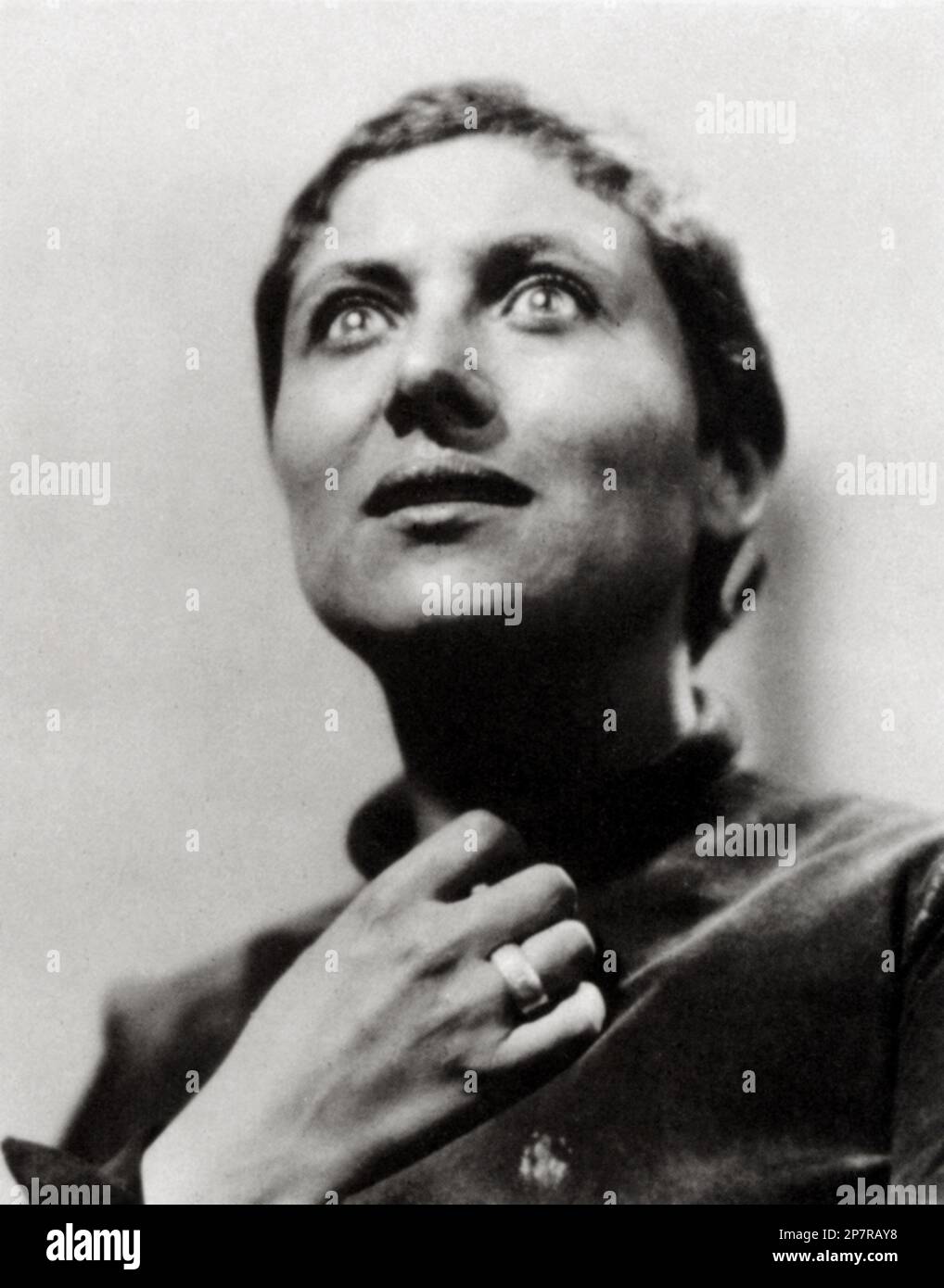 1928 : The silent movie actress  MARIA ( Marie ) FALCONETTI ( Renee Falconetti  , 1892 - 1946 )  in THE PASSION OF JOAN OF ARC ( La Passion de Jeanne d'Arc - La Passione di Giovanna d' Arco ) by Carl Theodor Dreyer - FILM - CINEMA MUTO - SILENT MOVIE - film storico - ring - anello - DANIMARCA - DENMARK  - extasy - estasi  - Giovanna D'Arco ----  Archivio GBB Stock Photo