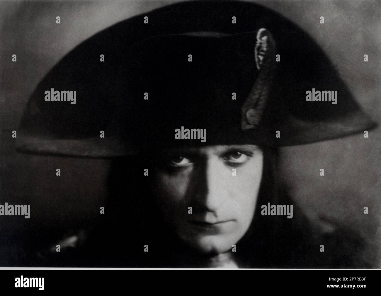 1926 : The french actor Albert Dieudonne' ( 1889 - 1976 )  in the movie  NAPOLEON by ABEL GANGE  - FILM - CINEMA   - film storico - hat - cappello - FRANCE - FRANCIA  - Napoleone Bonaparte  Buonaparte ----  Archivio GBB Stock Photo