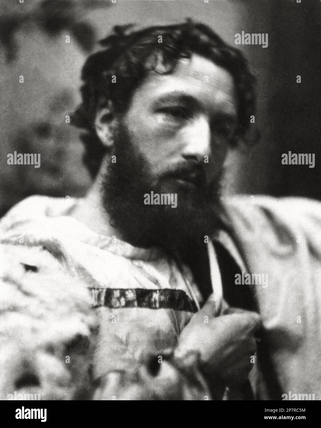 1865 ca : The celebrated british painter and sculptor  Lord Frederic LEIGHTON ( 1830 - 1896 ) , influenced by the Pre-Raphaellite movement . Photo in ancient dress by celebrated pictorialist photographer David Wilkie WYNFIELD  - PITTORE - PITTURA - ARTEI VISIVE e PLASTICHE - SCULTORE - SCULTURA - sculpture - ARTE - ART - portrait - ritratto - arts  - barba - beard  - uomo  - GAY - omosessuale - omosessualità - LGBT -  - homosexual - homosexuality  ----  Archivio GBB Stock Photo