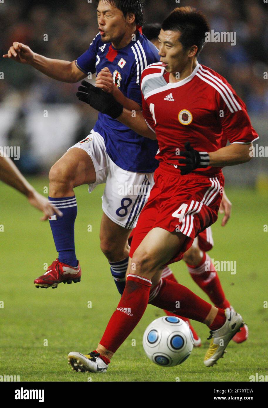 Daisuhito Matsui of Japan, left, fights for the ball with Ng