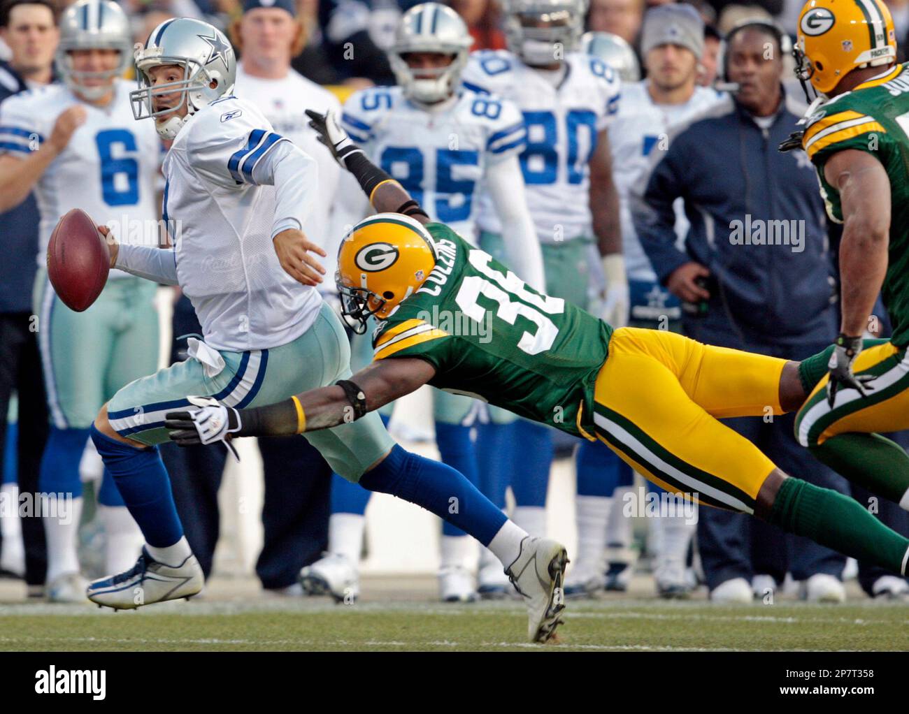 Dallas Cowboys' Tony Romo (9) tries to scramble past Green Bay Packers ...