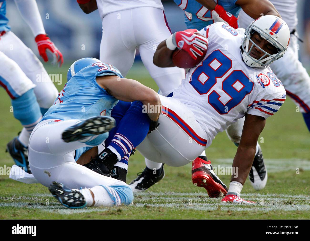 Buffalo Bills tight end Shawn Nelson (89) heads into the end zone to score  against the New England Patriots in the first quarter at Gillette Stadium  in Foxboro, Massachusetts on September 14