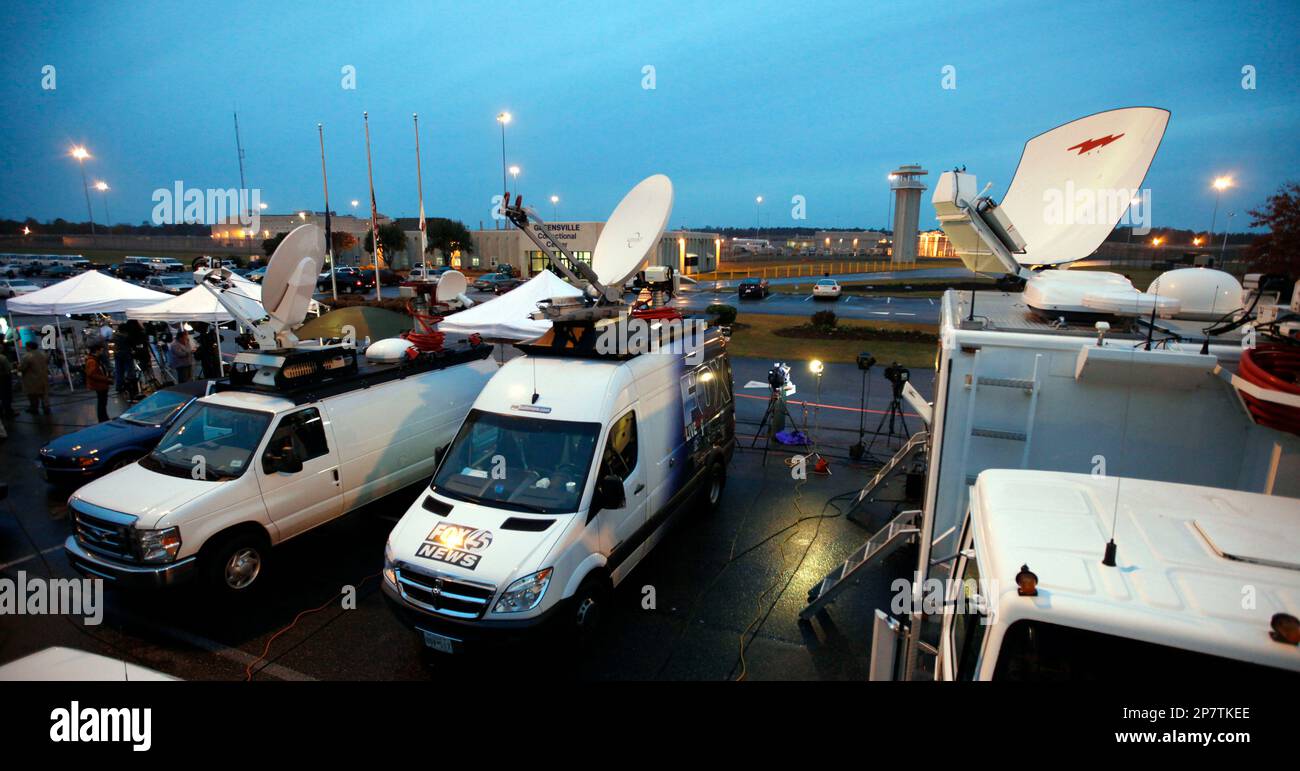 Media set up to cover the execution of convicted sniper John Allen