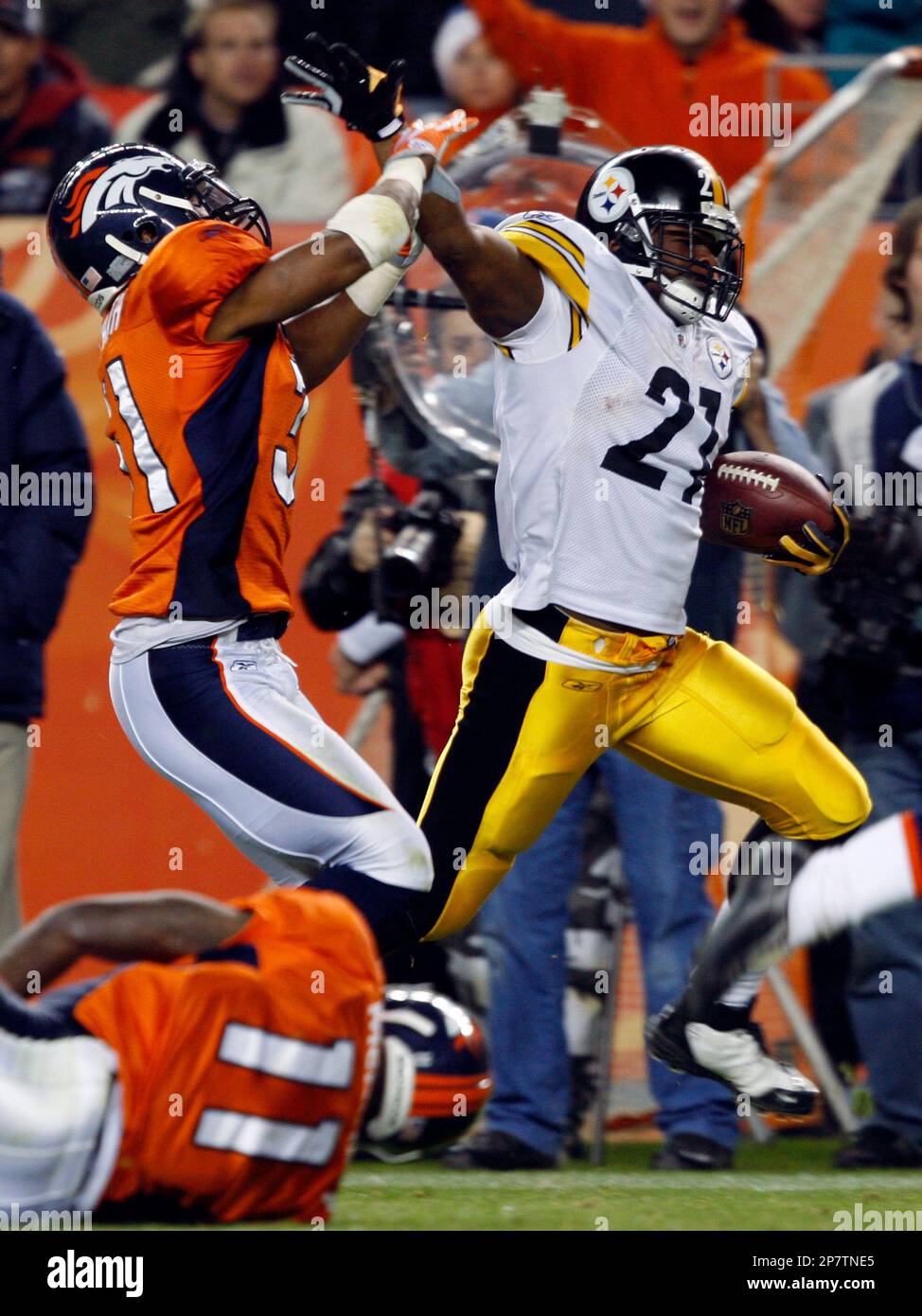 Photo: Broncos Hillis Dives for Browns Zastudil Punt in Denver -  DEN2009092017 