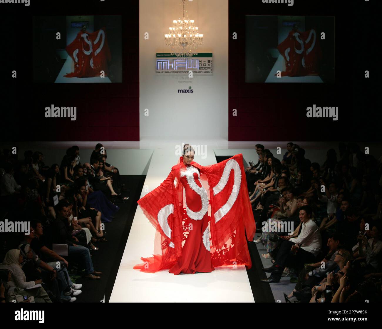 A model presents a creation by Chinese designer Bo Tao at Malaysia  International Fashion Week in Kuala Lumpur Thursday Nov. 5, 2009. (AP  Photo/Ching Kien Hou Stock Photo - Alamy