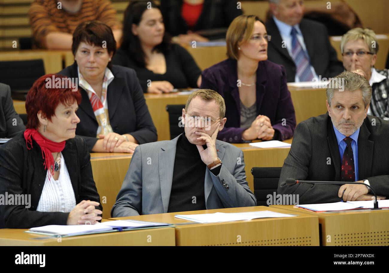 Bodo Ramelow von der Partei Die Linke, Mitte, und Fraktionsmitglieder sitzen am Freitag, 30. Oktober 2009, waehrend des dritten Durchganges zur Wahl der Ministerpraesidentin im Landtag in Erfurt in ihren Reihen. Die 51-Jaehrige CDU-Politikerin Christine Lieberknecht benoetigte drei Anlaeufe, um zur Ministerpraesidentin gewaehlt zu werden. Zweimal verpasste sie die notwendige absolute Mehrheit jeweils um eine Stimme. Erst als im dritten Wahlgang dann auch der Linkspartei-Landesvorsitzende Bodo Ramelow antrat, erhielt Lieberknecht ein deutliches Votum des Parlaments. Die fruehere Pastorin ist di Stock Photo