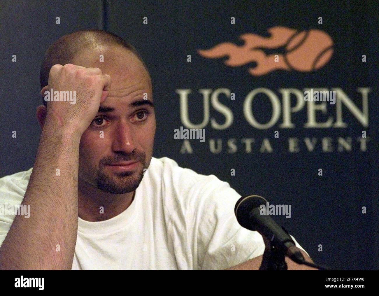 ARCHIV - Andre Agassi waehrend einer Pressekonferenz am 2. September ...