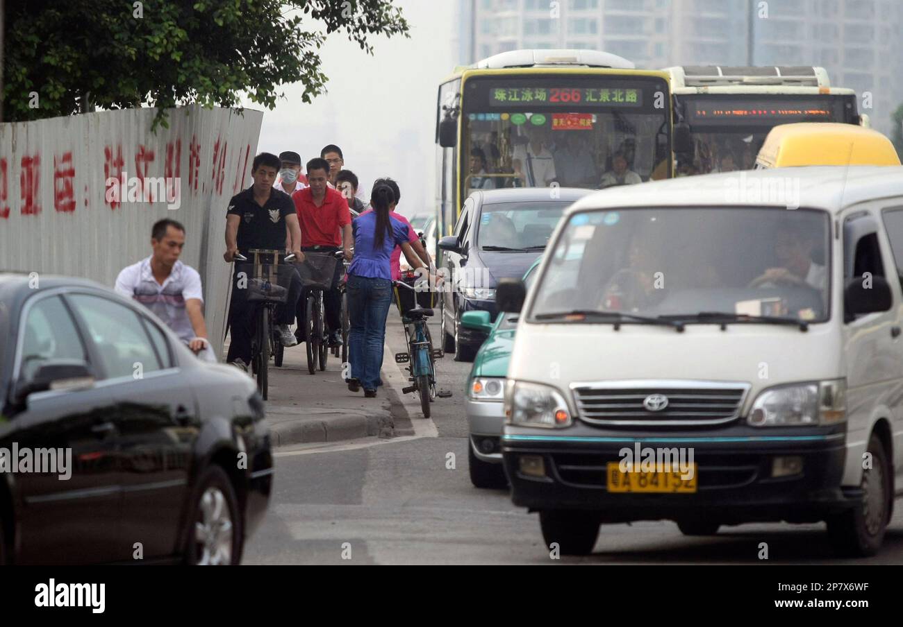 **ADVANCE FOR SUNDAY, NOV. 1** This Oct. 13, 2009 photo shows Chinese ...