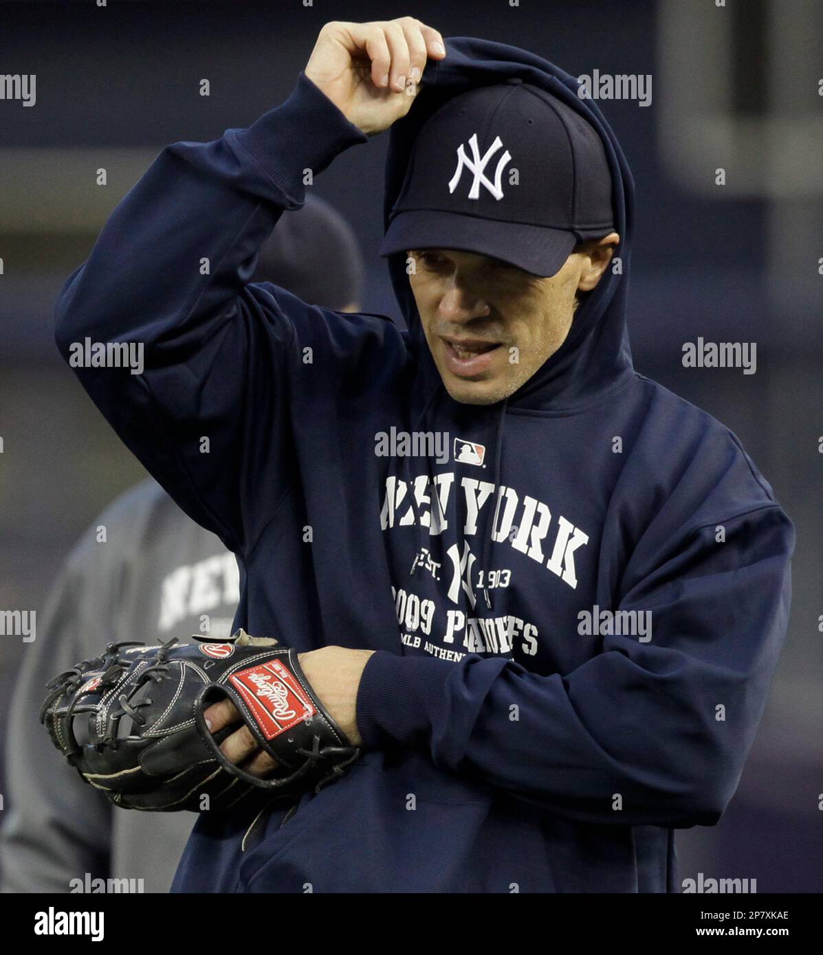 New York Yankees manager Joe Girardi pulls his hood over his head