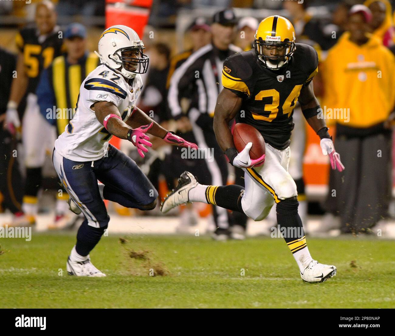 Pittsburgh Steelers running back Rashard Mendenhall, right, runs past ...