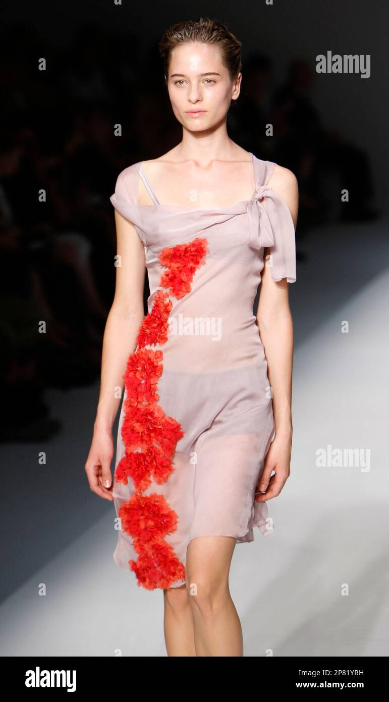 A model wears a creation part of the Alberta Ferretti women's Spring/Summer  2010 fashion collection, presented in Milan, Friday, Sept. 25, 2009. (AP  Photo/Antonio Calanni Stock Photo - Alamy