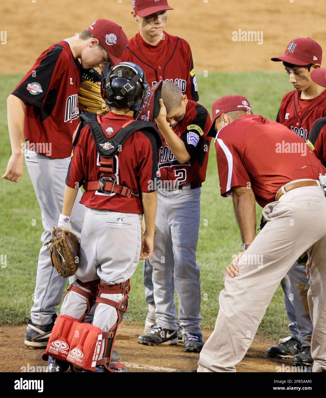 Youth baseball coach talks to team Stock Photo - Alamy