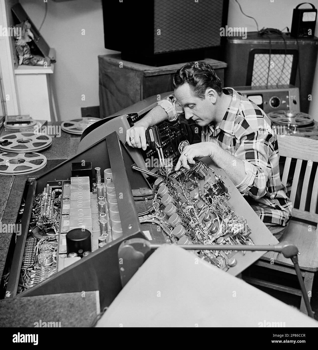 FILE In this Dec. 20, 1963 file photo, Les Paul repairs one of the