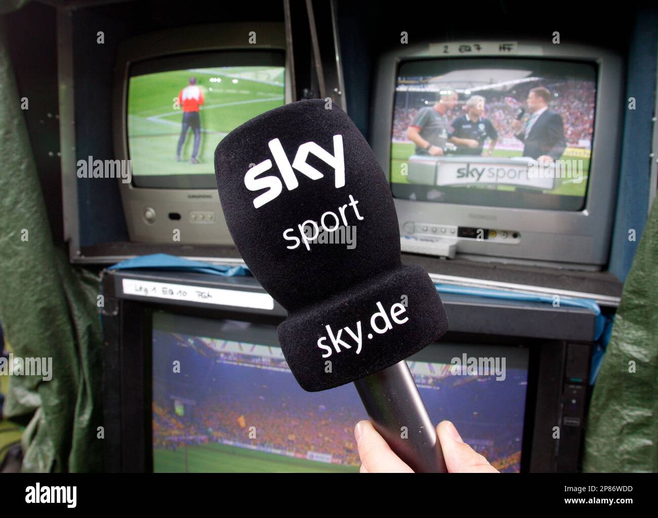 Ein Mikrofon des Pay-TV-Senders Sky ist am Samstag, 8. Aug. 2009 in Dortmund, vor dem Bundesliga-Spiel Borussia Dortmund gegen 1