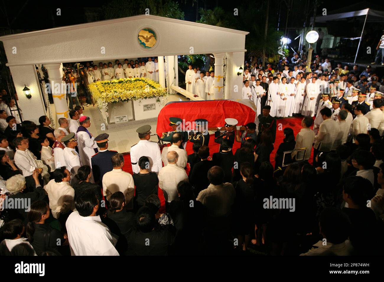 The casket containing the remains of former Philippine President Corazon 'Cory' Aquino are brought to her burial site in Paranaque City, southern Manila, Philippines Wednesday Aug. 5, 2009. A procession dubbed as a 'people's funeral' was held for the burial on Wednesday of Cory Aquino, who became president after a people's uprising ousted the late president Ferdinand Marcos in 1986. Aquino died on Aug. 1, at the age of 76 after battling cancer for more than a year. (AP Photo/Rolex Dela Pena, Pool) Stock Photo