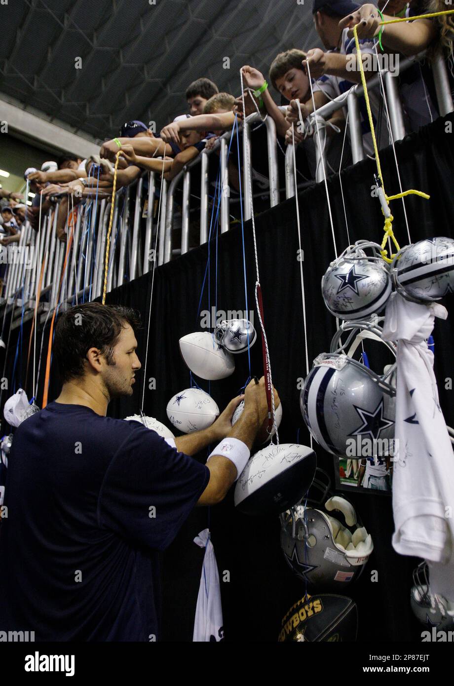 Dallas Cowboys' Tony Romo during NFL football training camp in San Antonio,  Thursday, July 30, 2009. (AP Photo/Eric Gay Stock Photo - Alamy