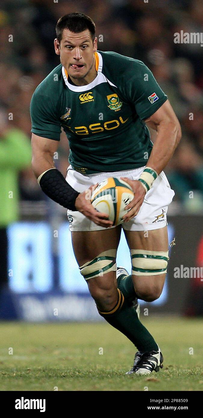 South Africa's Pierre Spies runs with the ball during their Tri Nations  rugby match in Bloemfontein, South Africa, Saturday, July 25, 2009. (AP  Photo Stock Photo - Alamy
