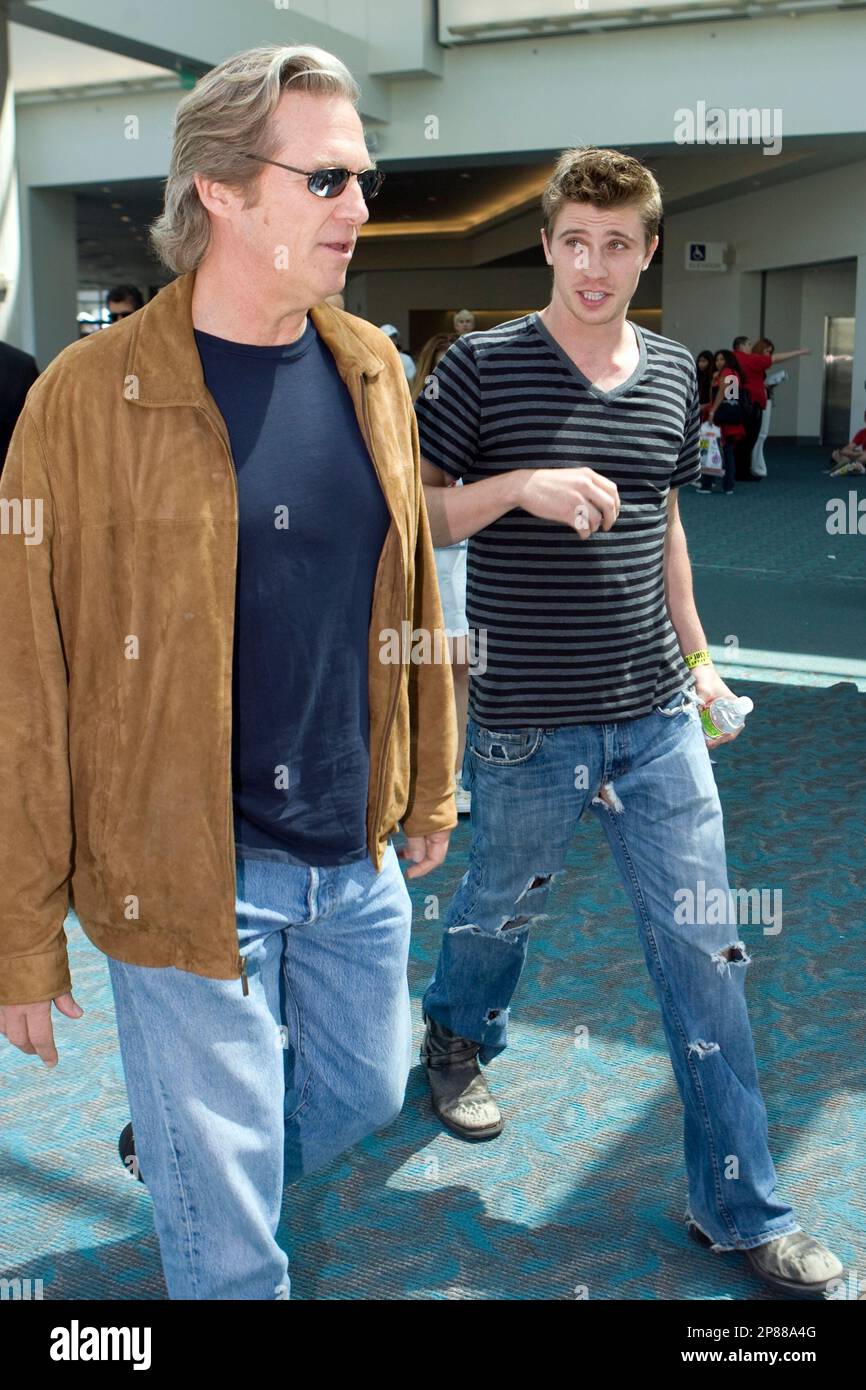 Actors Jeff Bridges, left, and Garrett Hedlund, right, talk after promoting  their upcoming movie \, image size:866x1390