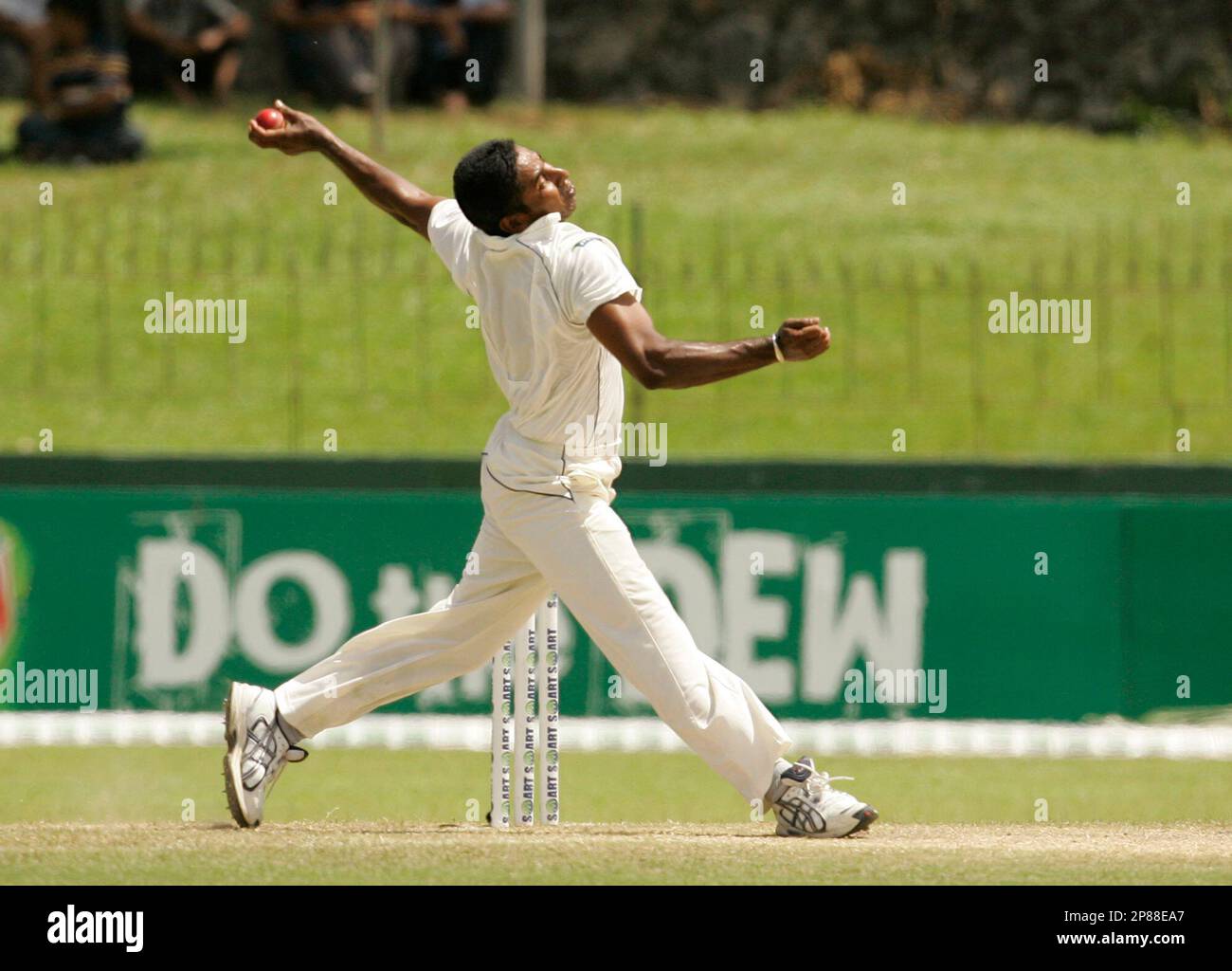 Sri Lankan bowler Chaminda Vaas bowls during the third day's play of the final test cricket match between Sri Lanka and Pakistan in Colombo, Sri Lanka, Wednesday, July 22, 2009. (AP Photo/Eranga Jayawardena) Stock Photo