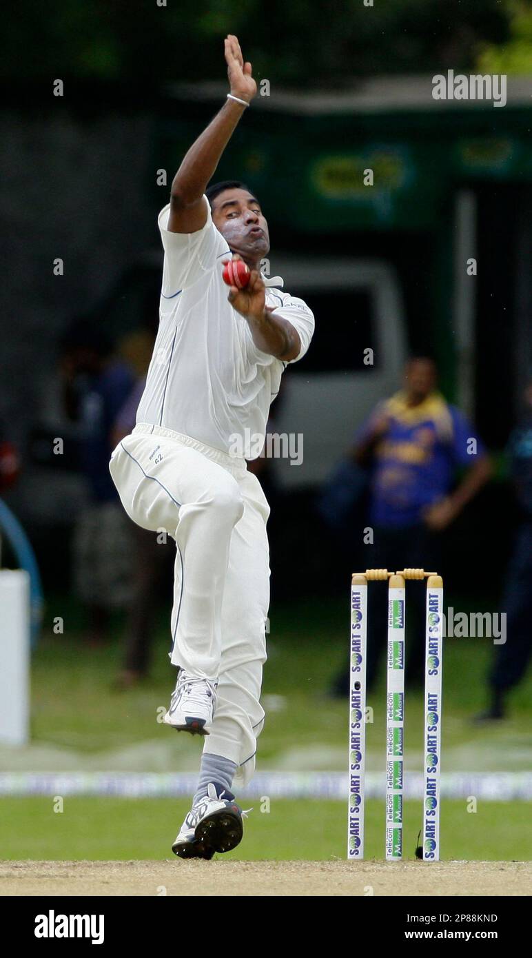 Sri Lankan cricketer Chaminda Vaas bowls on the first day of the third cricket test match between Sri Lanka and Pakistan, in Colombo, Sri Lanka, Monday, July 20, 2009. (AP Photo/Gurinder Osan) Stock Photo