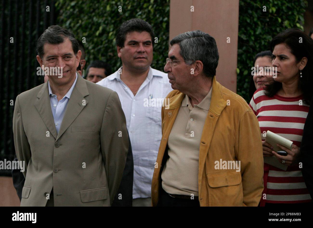 Costa Rica's President Oscar Arias, center, talks to Carlos Lopez, lead  delegate of Honduras' interim President Roberto Micheletti, left, as Rixi  Moncada, of the delegation of ousted Honduras' President Manuel Zelaya,  right,