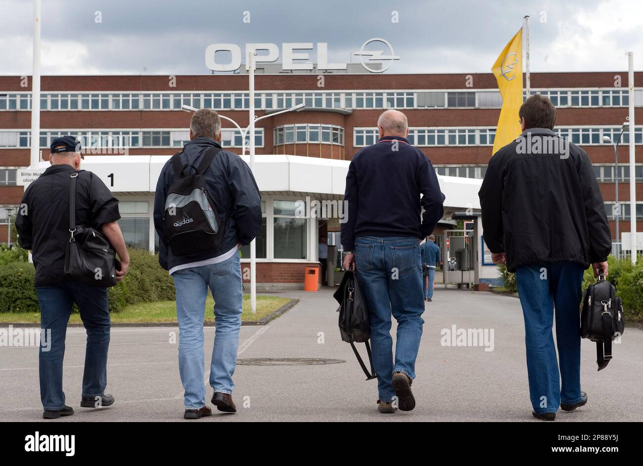 ARCHIV - Arbeiter gehen am 27. Mai 2009 in das Opel Werk in Bochum zur Mittagsschicht. Der Finanzinvestor RHJ will bei einer Uebernahme von Opel europaweit knapp 10.000 Stellen streichen, davon 3.900 in Deutschland. Alle vier deutschen Werke sollten erhalten bleiben, sagte Vorstandschef Leonhard Fischer in einem am Freitag, 17. Juli 2009, veroeffentlichten Interview. (AP Photo/Martin Meissner) ** APD2803 ** ---FILE - The May 27, 2009 file photo shows workers walking towards the Opel car factory in Bochum, Germany. (AP Photo/Martin Meissner) Stock Photo
