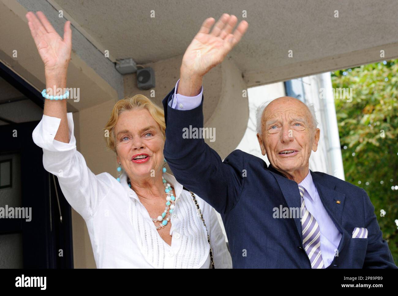 Altbundespraesident Walter Scheel und seine Frau Barbara Scheel winken ...