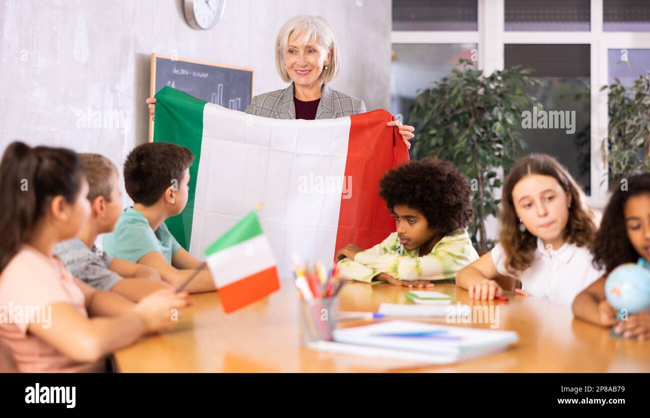 Class Of Students Italian Language Hi Res Stock Photography And Images Students Listen To Woman Teacher Who Talks About Italy 2P8AB79