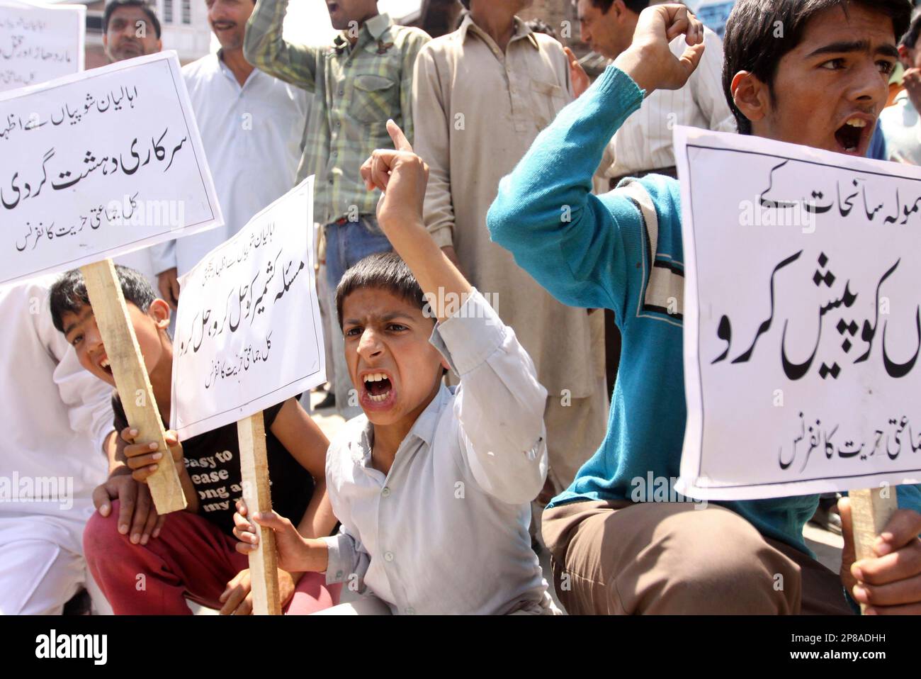 Kashmiri Muslim children shout pro freedom slogans as they carry ...
