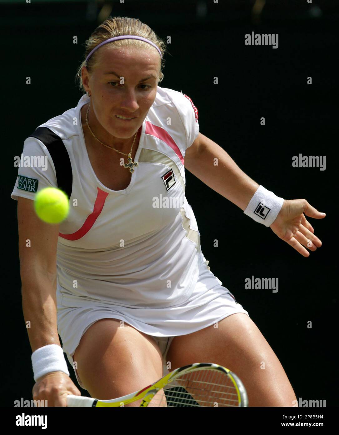 Svetlana Kuznetsova of Russia returns to Pauline Parmentier of France,  during their second round singles match at Wimbledon, Thursday, June 25,  2009. (AP PhotoAnja Niedringhaus Stock Photo - Alamy