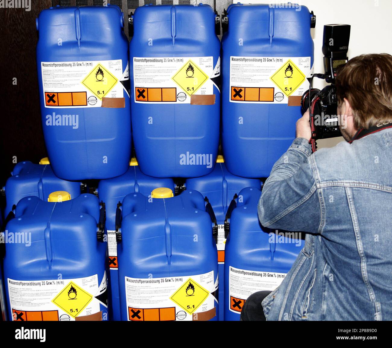 ARCHIV - Beschlagnahmte Kanister mit Beschriftung Wasserstoffperoxydloesung  sind am 5. September 2007 auf einer Pressekonferenz in der  Bundesanwaltschaft in Karlsruhe anlaesslich die Verhaftung der  mutmasslichen Terroristen zu sehen. Der Prozess gegen ...