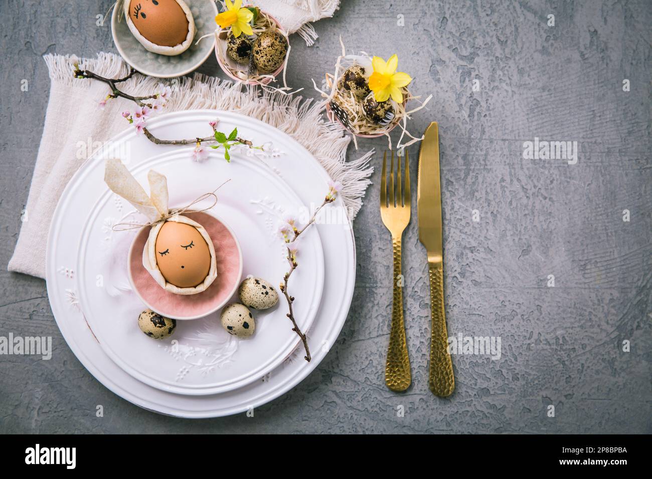 Easter plate setting, Easter dining table Stock Photo