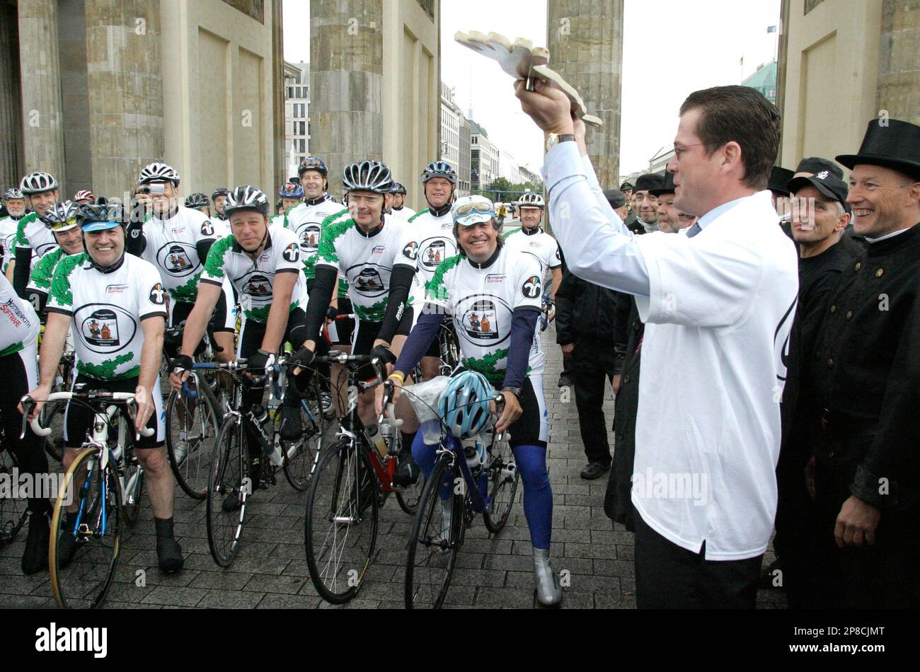 Bundeswirtschaftsminister Karl-Theodor zu Guttenberg, vorn rechts, gibt am  Donnerstag, 11. Juni 2009, vor dem Brandenburger Tor in Berlin das  Startsignal fuer 28 Schornsteinfeger, die von hier aus zu einer rund 1.000  Kilometer