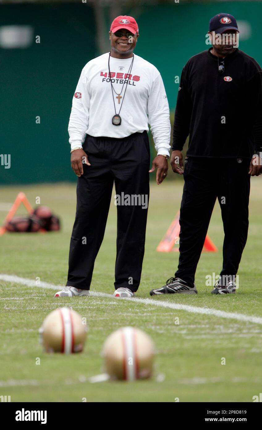 San Francisco 49ers head coach Mike Singletary, left, smiles during 49ers  NFL football mini-camp at 49ers headquarters in Santa Clara, Calif.,  Friday, June 5, 2009. (AP Photo/Paul Sakuma Stock Photo - Alamy