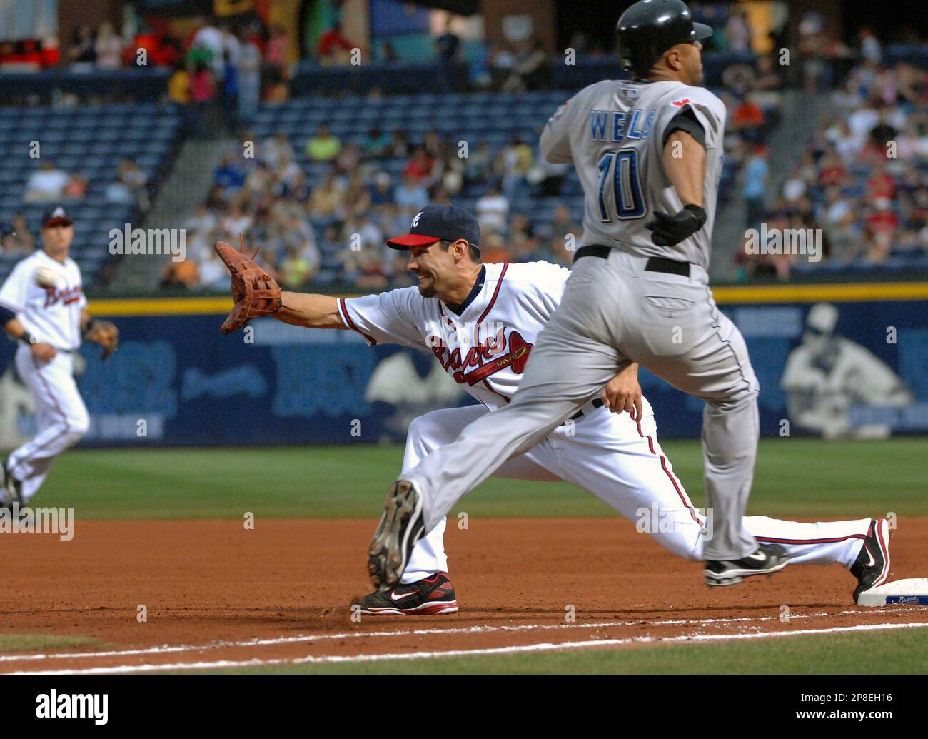 Atlanta Braves first baseman Casey Kotchman, center, extends for