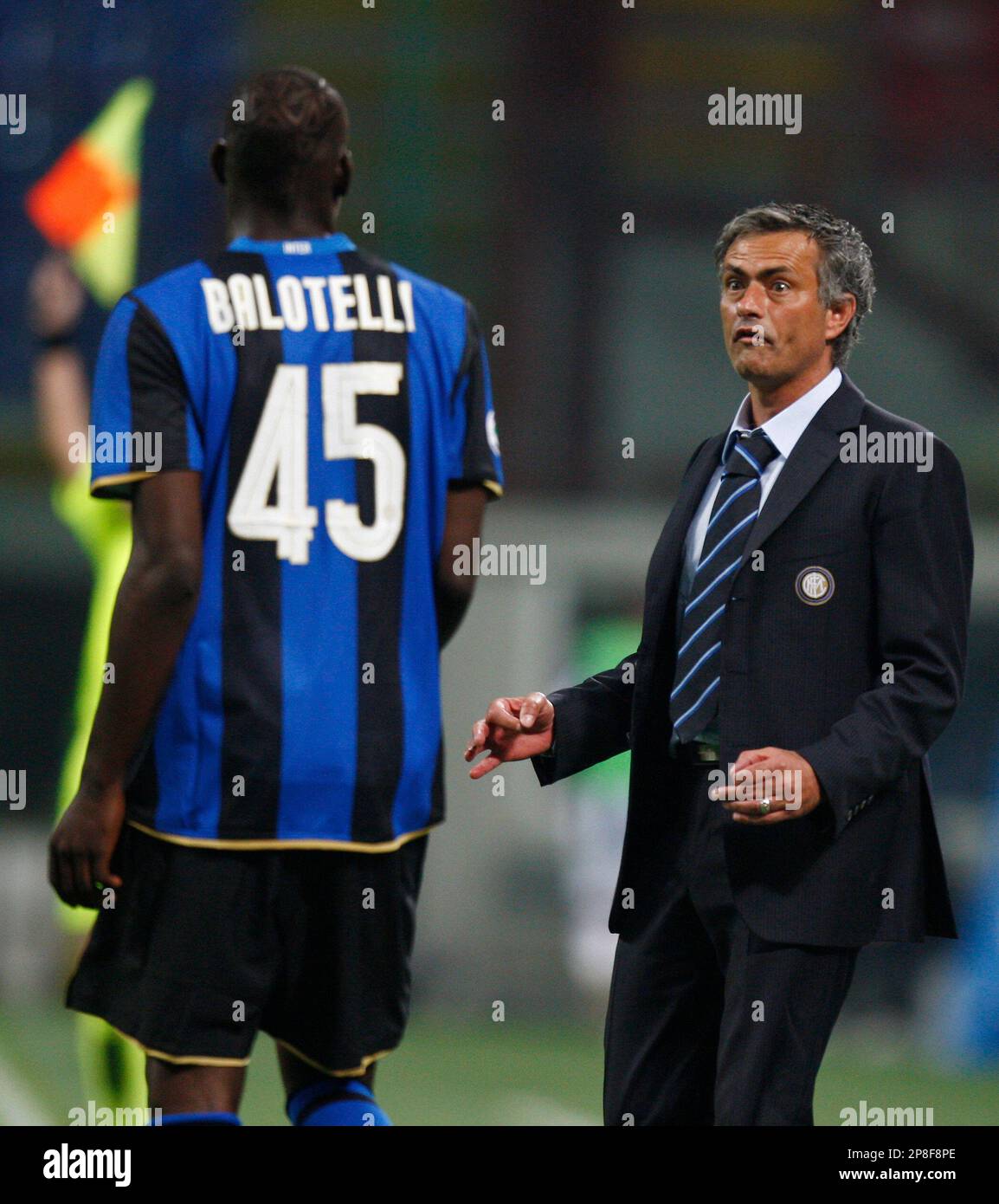 Inter Milan coach Jose' Mourinho, of Portugal,right, gestures with Inter  Milan forward Mario Balotelli after he scored against Siena at the San Siro  stadium in Milan, Italy, Sunday, May 17 2009. With, image size:1154x1390