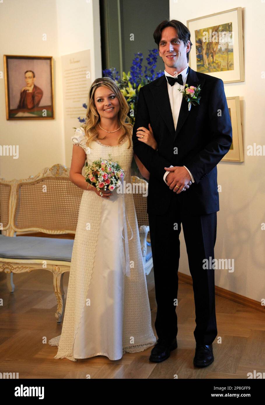 Graf Bjoern Bernadotte, rechts, und Graefin Sandra Bernadotte zeigen sich  am Donnerstag, 7. Mai 2009, nach ihrer Trauung auf der Insel Mainau im  Schloss. (AP Photo/Winfried Rothermel) ---Count Bjoern Bernadotte, right ,, image size:909x1390