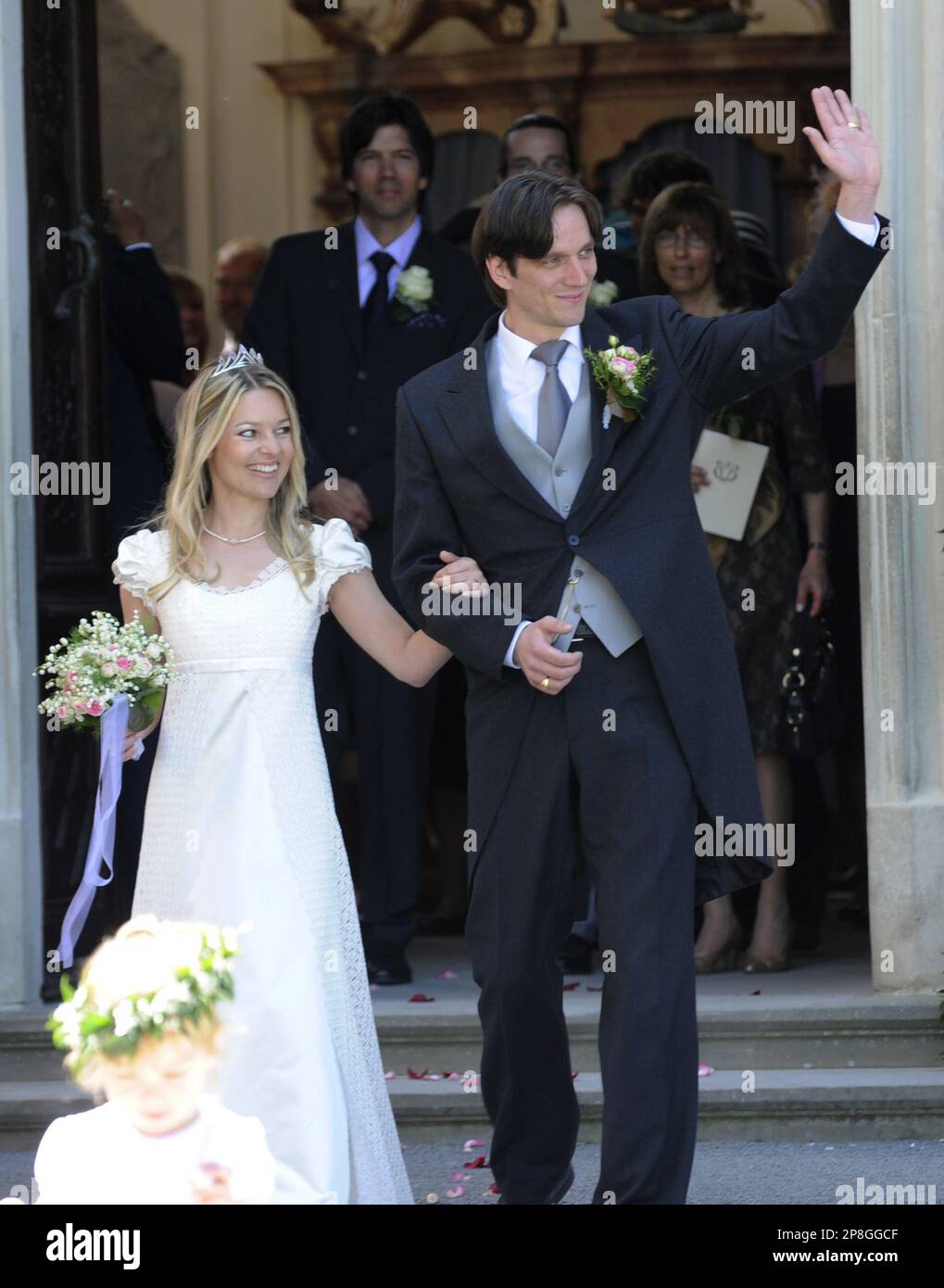 Graf Bjoern Bernadotte, rechts, und Graefin Sandra Bernadotte, geborene  Angerer verlassen am Donnerstag, 7. Mai 2009, nach ihrer Trauung auf der Insel  Mainau die Kirche. (AP Photo/Winfried Rothermel) --- Count Bjoern  Bernadotte,, image size:1019x1390
