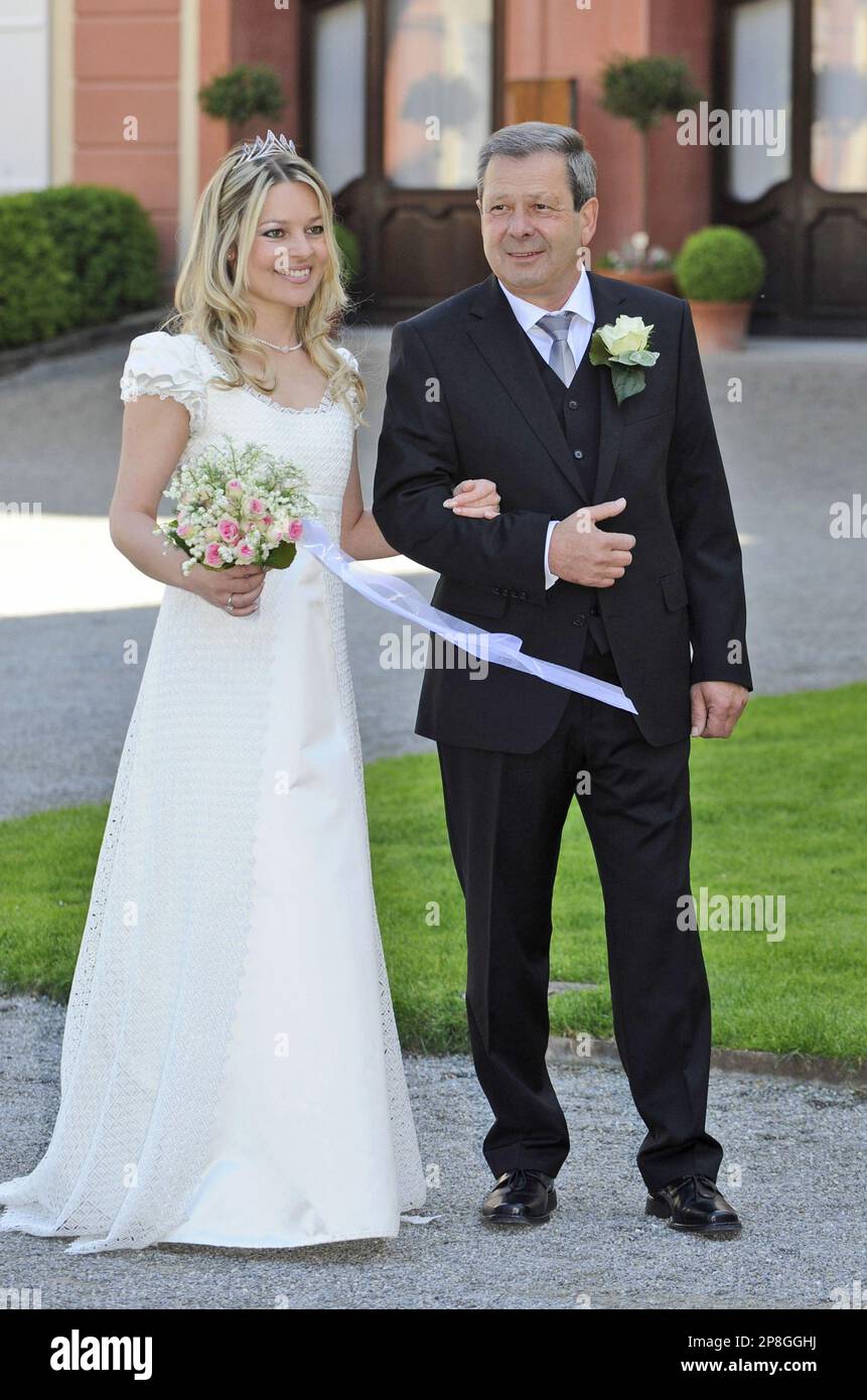 Die zukuenftige Graef Sandra Bernadotte, geborene Angerer, links, wird am  Donnerstag, 7. Mai 2009, von ihrem Vater Hans Angerer auf der Insel Mainau  zum Traualtar geleitet. (AP Photo/Winfried Rothermel) --- Future Countess, image size:861x1390