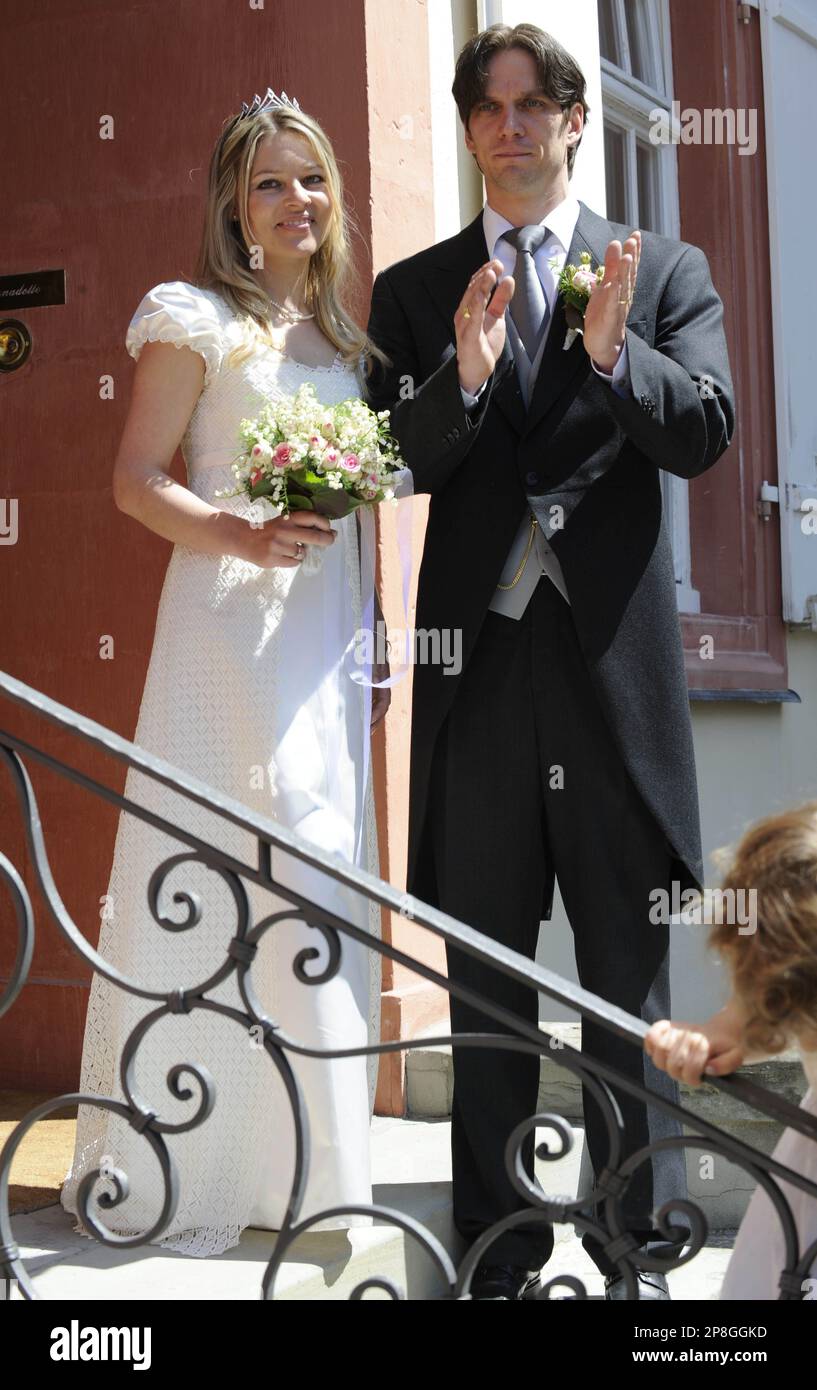 Graf Bjoern Bernadotte, rechts, und Graefin Sandra Bernadotte stehen am  Donnerstag, 7. Mai 2009, nach ihrer Trauung auf der Schlosstreppe auf der Insel  Mainau. (AP Photo/Winfried Rothermel) --- Count Bjoern Bernadotte, right,, image size:817x1390