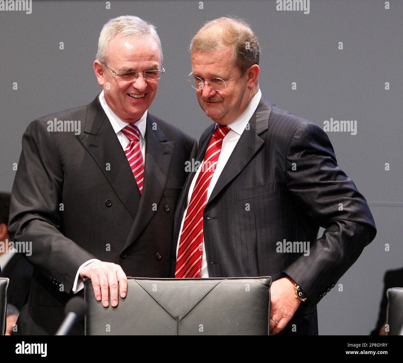ARCHIV VWVorstandsvorsitzender Martin Winterkorn, links, und