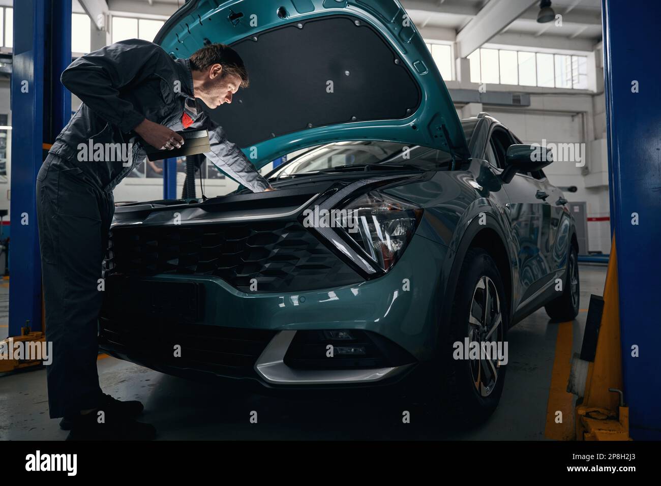 Customer inspecting car engine hi-res stock photography and images - Alamy