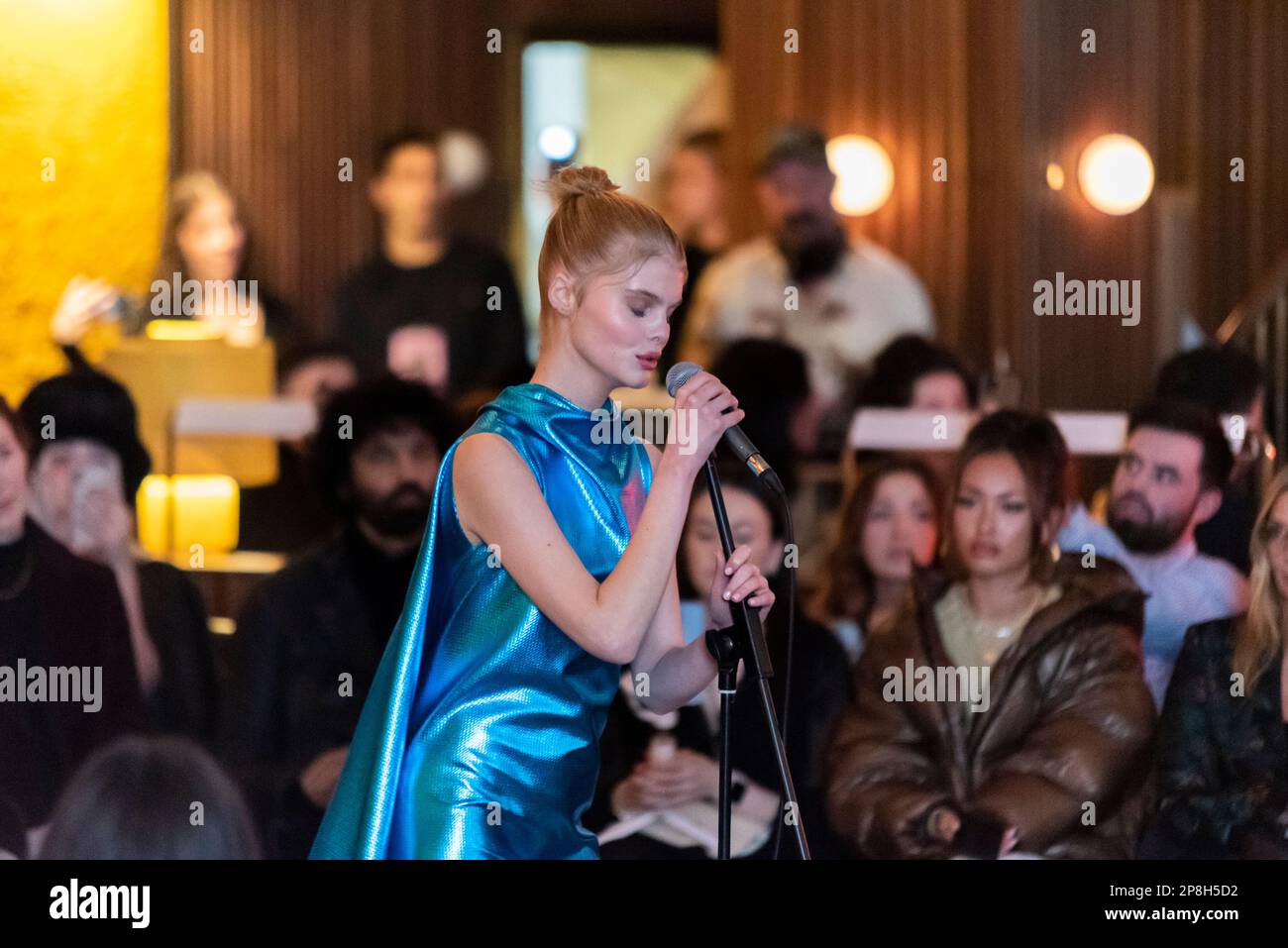 VIN+OMI fashion show in collaboration with King Charles III, creating fashion from recycling. Megan Rutherford singing during event in 100 Shoreditch Stock Photo