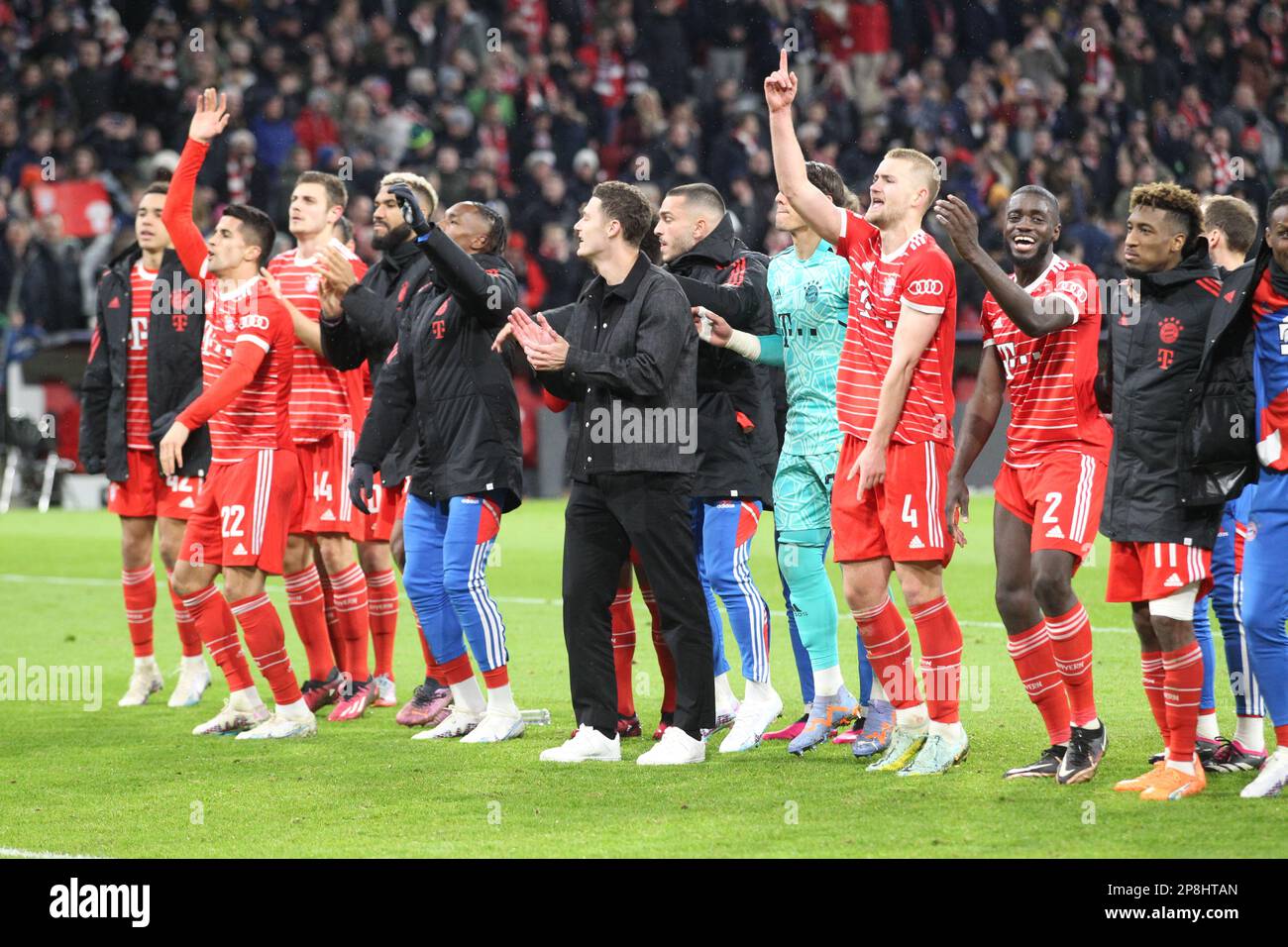 Munich, Germany 08. March 2023: Fc Bayern players celebrate their victory over PSG, 1 Yann SOMMER, 2 Dayot Upamecano, 4 Matthijs de Ligt, 6 Joshua Kimmich, 8 Leon Goretzka, 11 Kingsley Coman, 13 Eric Maxim Choupo-Moting, 19, Alphonso Davies, 25 Thomas Müller, Mueller, 42 Jamal Musiala, 44 Josip Stanisic, 7 Serge Gnabry, 17, Sadio MANÉ, FOOTBALL, UEFA CHAMPIONS LEAGUE, Fc Bayern Muenchen vs PSG, Paris Saint Germain, Round of 16 2nd leg on Wednesday 8. March 2023 in Munich at the Allianz Arena football stadium, result 2:0, (Photo by © Arthur THILL/ATPimages) (THILL Arthur/ATP/SPP) Stock Photo