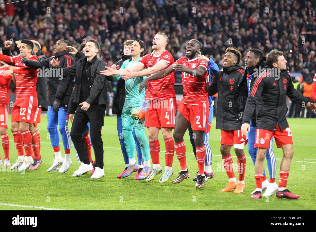 Munich, Germany 08. March 2023: Fc Bayern players celebrate their victory over PSG, 1 Yann SOMMER, 2 Dayot Upamecano, 4 Matthijs de Ligt, 6 Joshua Kimmich, 8 Leon Goretzka, 11 Kingsley Coman, 13 Eric Maxim Choupo-Moting, 19, Alphonso Davies, 25 Thomas Müller, Mueller, 42 Jamal Musiala, 44 Josip Stanisic, 7 Serge Gnabry, 17, Sadio MANÉ, FOOTBALL, UEFA CHAMPIONS LEAGUE, Fc Bayern Muenchen vs PSG, Paris Saint Germain, Round of 16 2nd leg on Wednesday 8. March 2023 in Munich at the Allianz Arena football stadium, result 2:0, (Photo by © Arthur THILL/ATPimages) (THILL Arthur/ATP/SPP) Stock Photo