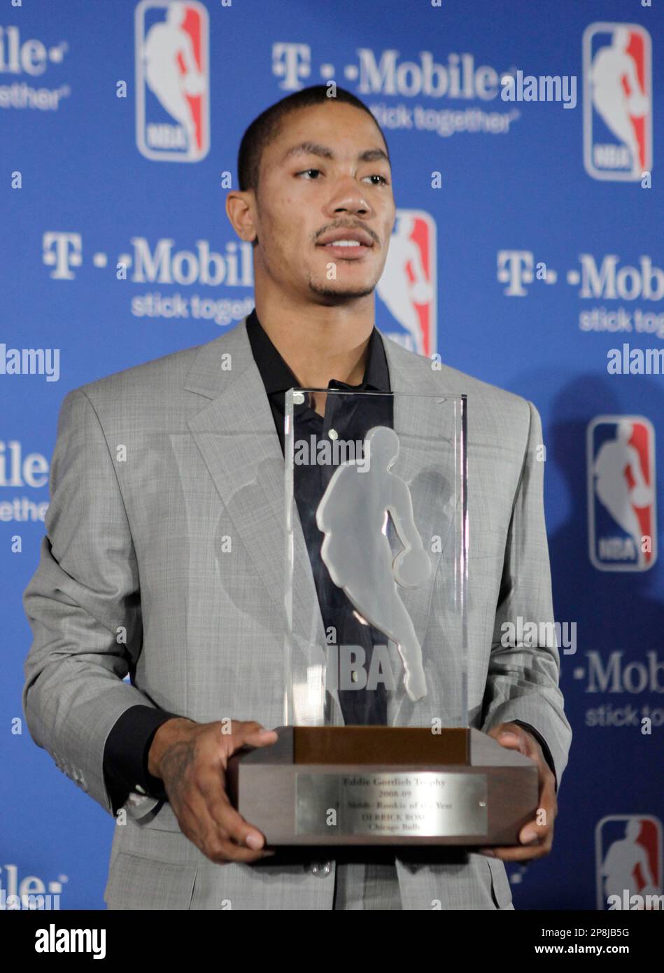 Chicago Bulls' Derrick Rose holds NBA Rookie of the Year trophy on ...