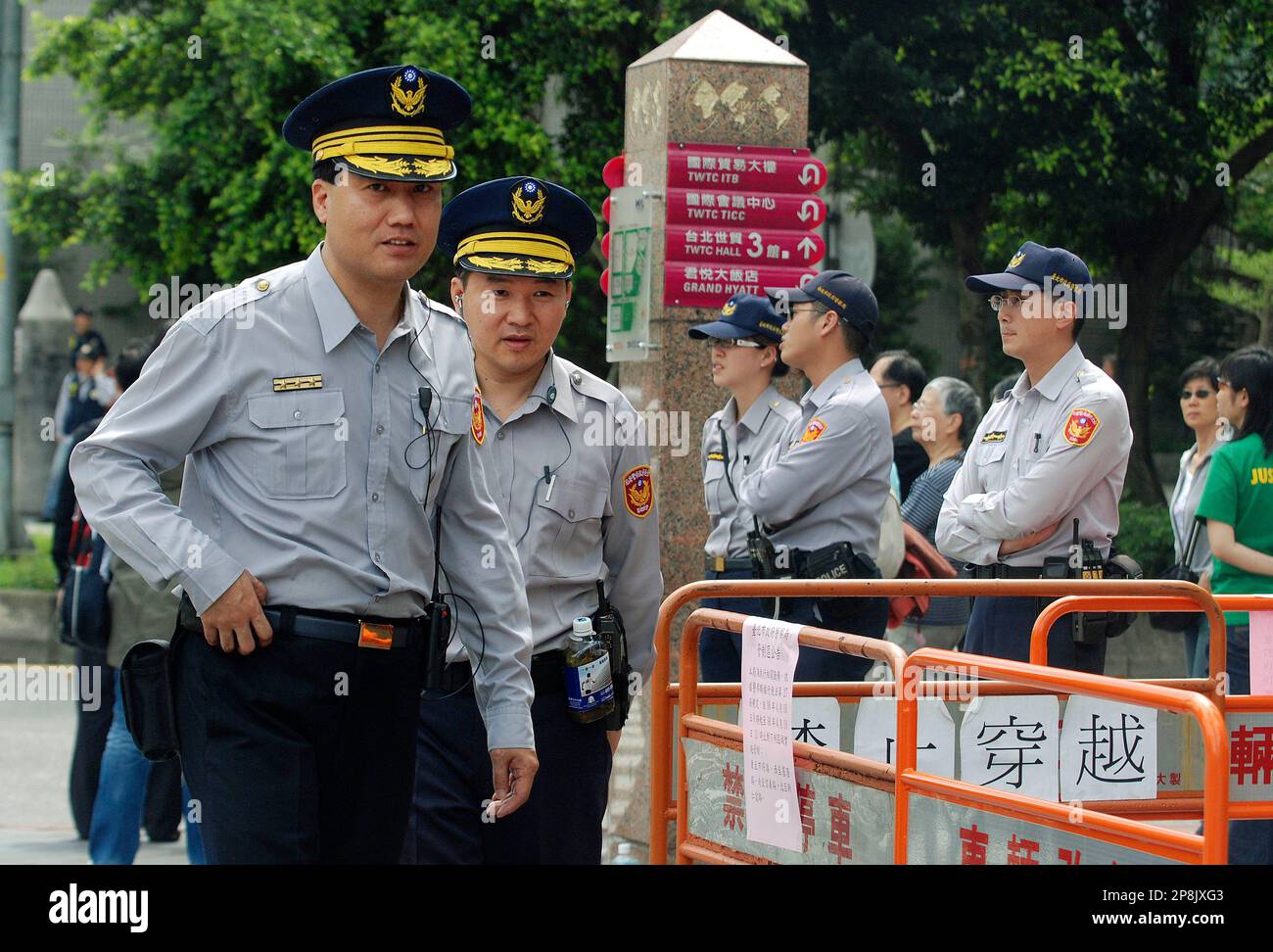 Taiwanese police officers guard outside of the meeting place as the members  of Taiwan's Straits Exchange Foundation and China's Association for  Relations Across the Taiwan Straits talking at the third preparatory talks