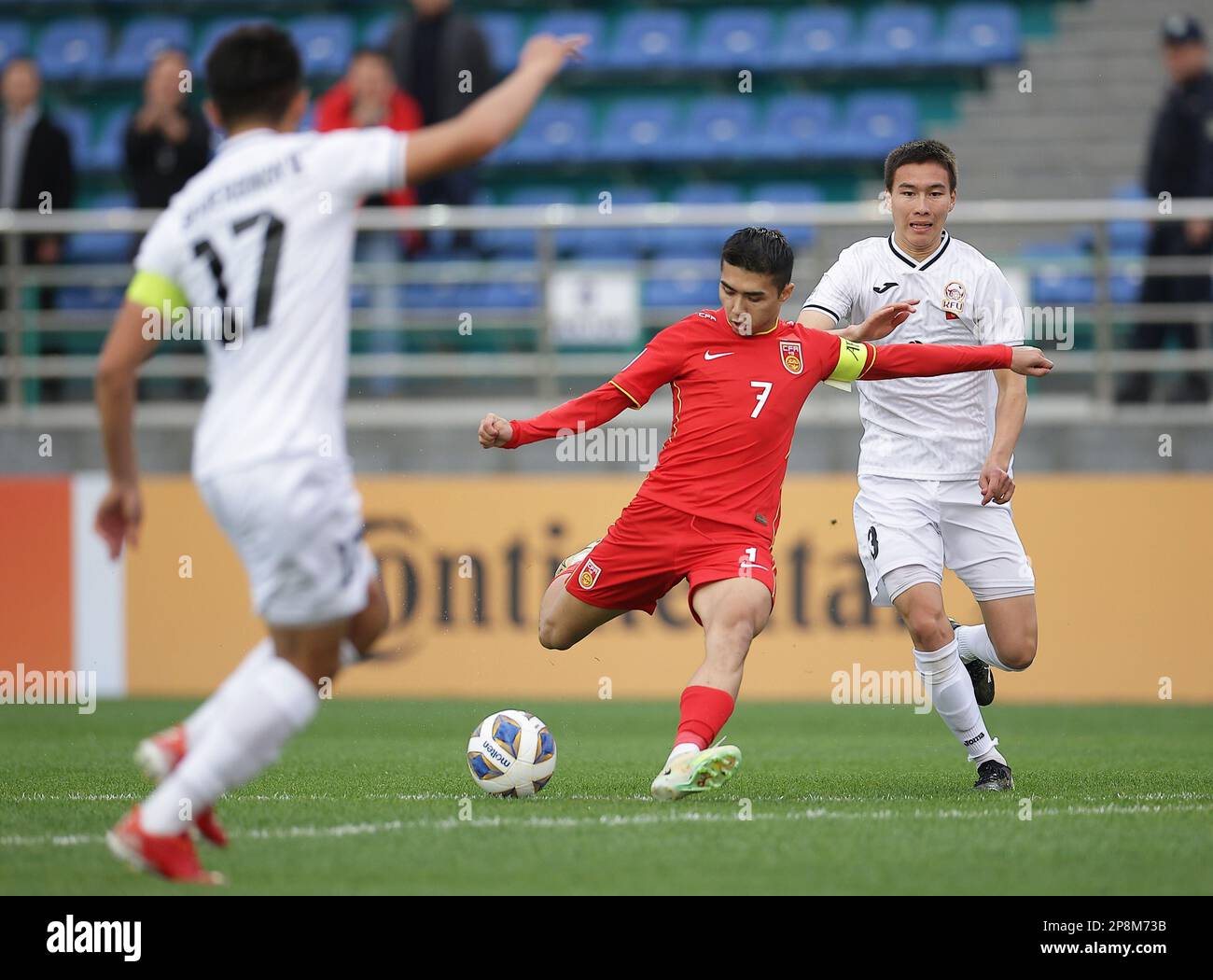 Between kyrgyzstan and china hi-res stock photography and images - Alamy