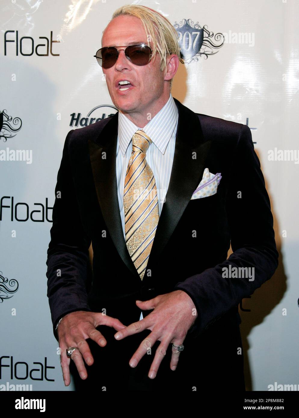 Singer Scott Weiland arrives on the red carpet at the grand opening of